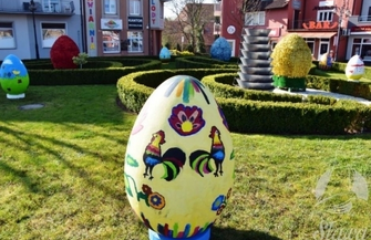 Wielkie pisanki na sławskim Nowym Rynku