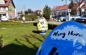 Wielkie pisanki na sławskim Nowym Rynku