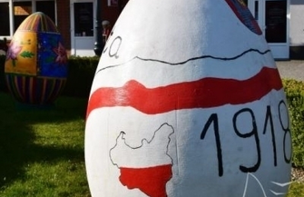 Wielkie pisanki na sławskim Nowym Rynku