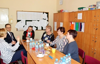 Burmistrzowie spotkali się ze strajkującymi nauczycielami