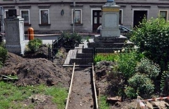 Rozpoczął się remont postumentów