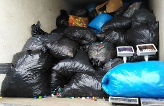 Zbierając zakrętki pomagasz