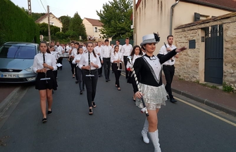 Muzycy oraz mażoretki w Paryżu