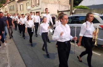 Muzycy oraz mażoretki w Paryżu