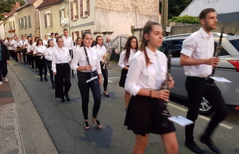 Muzycy oraz mażoretki w Paryżu