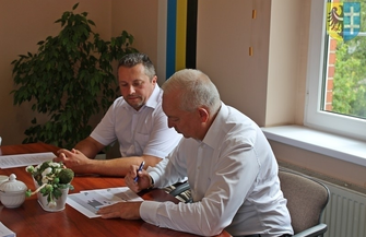 Umowa na remont drogi Stare Drzewce - Konradowo podpisana