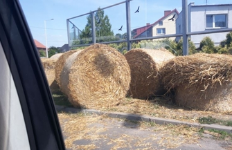 Kto zgubił bele ze słomą