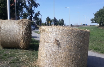 Kto zgubił bele ze słomą