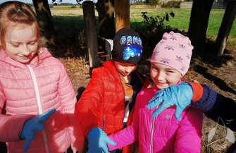 Dzieci zbierały śmieci