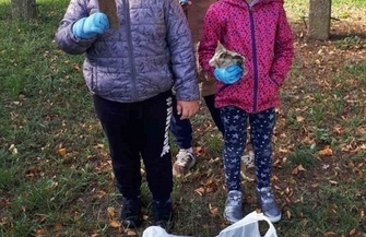 Dzieci zbierały śmieci