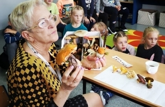 Dzieci idą na grzyby