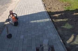 Zamysłów z nowym chodnikiem
