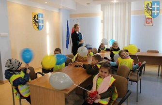 Przedszkolaki w starostwie