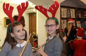 Kolorowa choinka w bibliotece