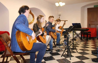 Kolorowa choinka w bibliotece