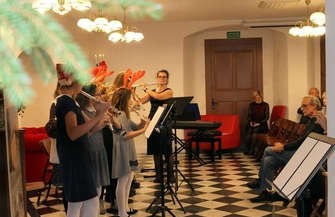 Kolorowa choinka w bibliotece