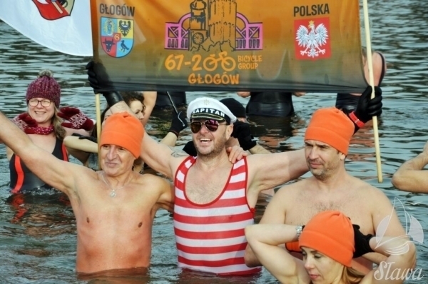 Fani lodowatej kąpieli weszli do jeziora