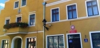 Skrzynka podawcza przed Urzędem Miasta i Gminy.