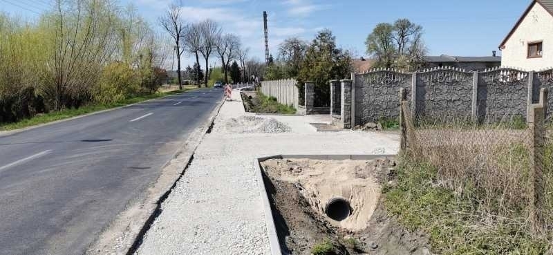 Kolejny etap budowy chodnika