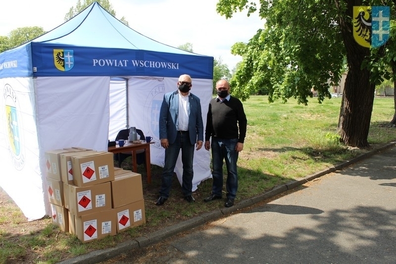 Starosta przekazał płyny dezynfekujące