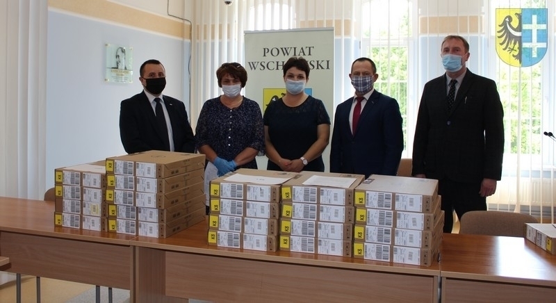 Starosta przekazał laptopy Dyrektorom szkół