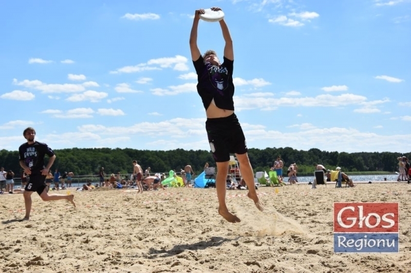 Frisbee na sławskiej plaży