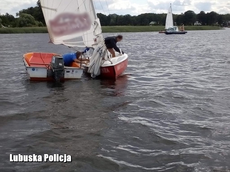 Silny wiatr przewrócił żaglówkę.