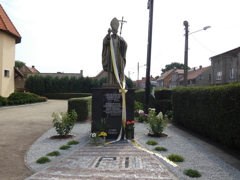 Poświęcenie pomnika św. Jana Pawła II w Szlichtyngowie FOTO