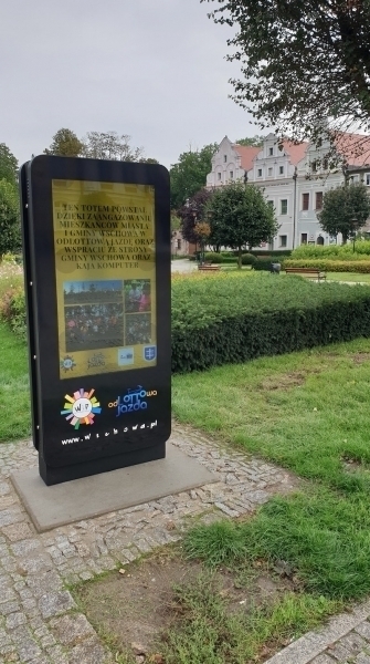 Przed ratuszem stanąłtotem ogłoszeniowy