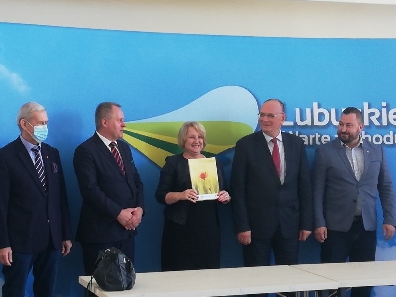 Umowa na nawadnianie boiska sportowego w Szlichtyngowie podpisana