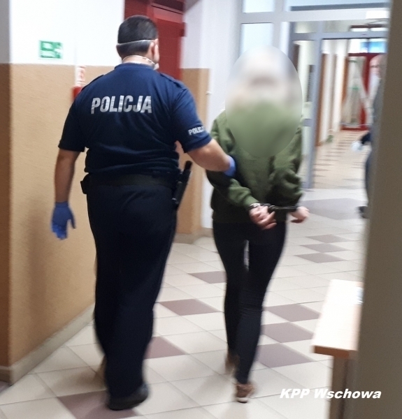 Dzielnicowi zatrzymali młodą kobietę z narkotykami