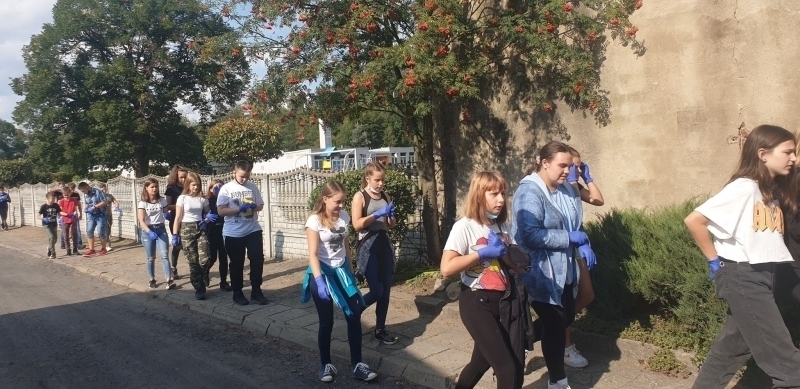 Uczniowie ruszyli sprzątaćswojąokolicę ZDJĘCIA