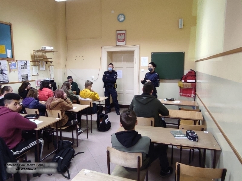 Bezpieczna Młodość - akcja policji w Staszicu ZDJĘCIA