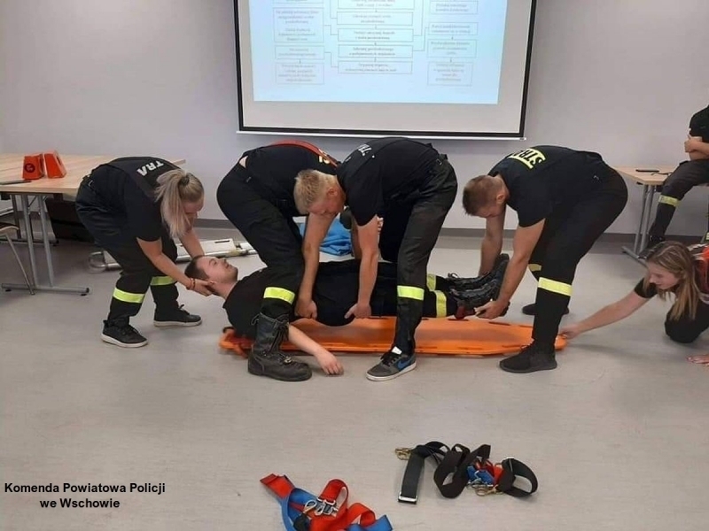 Strażacy przeszkoleni przez policjanta. Kurs Kwalifikowanej Pierwszej Pomocy ZDJĘCIA