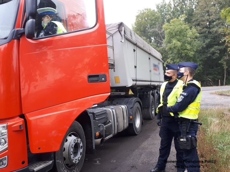Policyjne kontrole pojazdów wielkogabarytowych oraz busów.