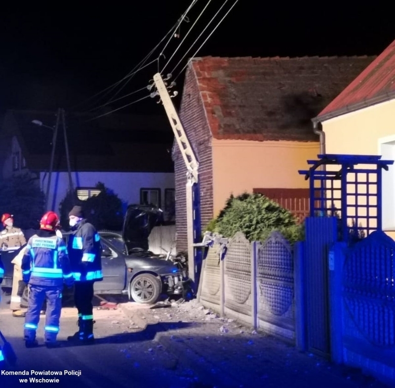 Kompletnie pijany 22-latek rozbił samochód na słupie ZDJĘCIA