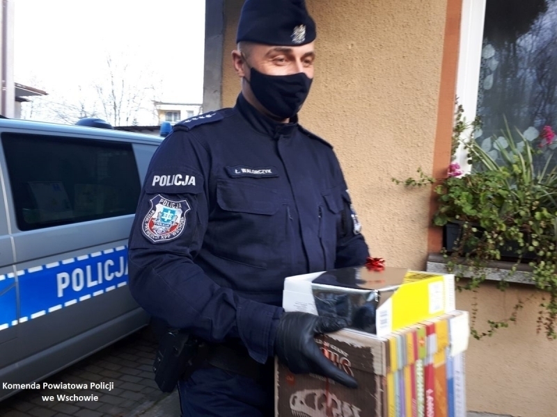 Świąteczne paczki od policjantów ZDJĘCIA