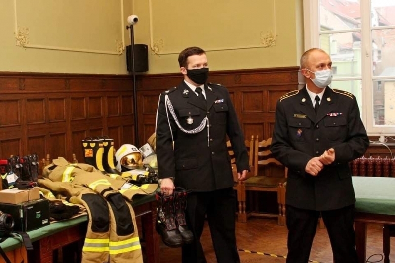 Burmistrz Antkowiak przekazał sprzęt dla druhów z OSP