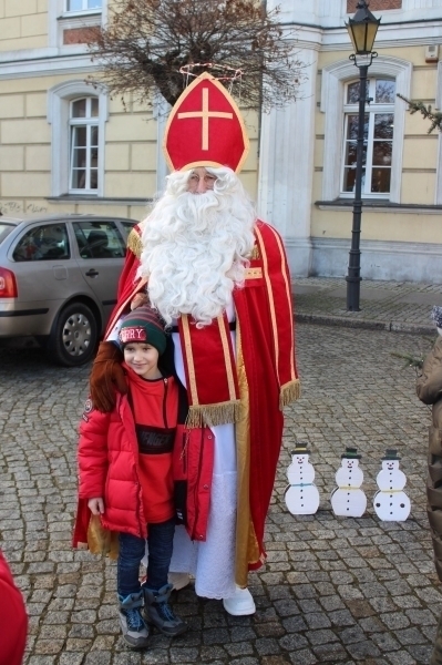 Święty Mikołaj i Elf czekają na dzieci