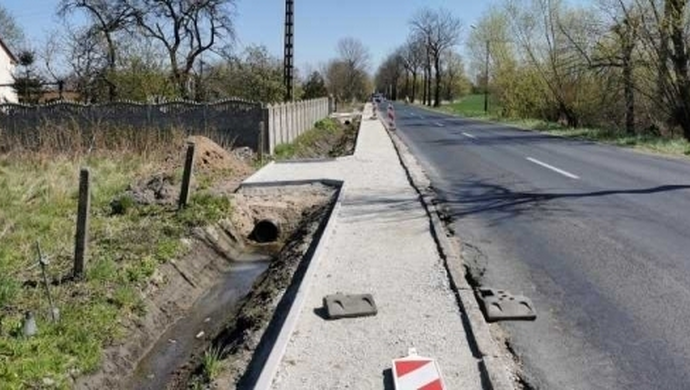 Kolejny etap budowy chodnika