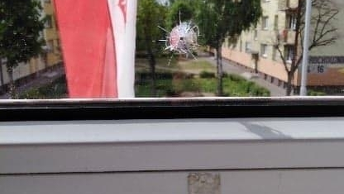 Ktoś strzelał do plakatu wyborczego prezydenta Andrzeja Dudy (foto)