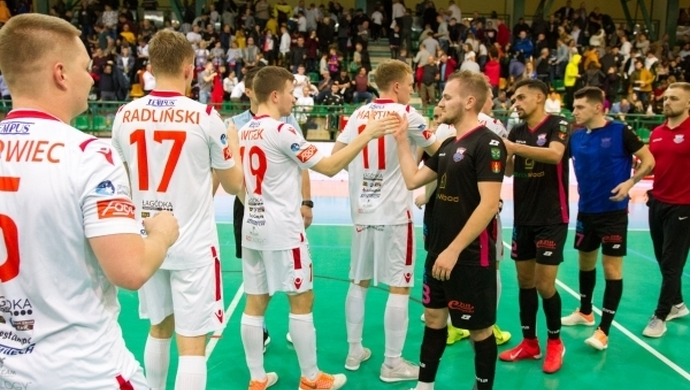 Pierwszy gracz po stronie ubytków 