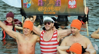 Fani lodowatej kąpieli weszli do jeziora