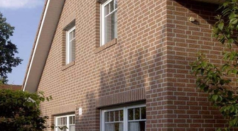 Ściana trójwarstwowa z elewacją klinkierową.