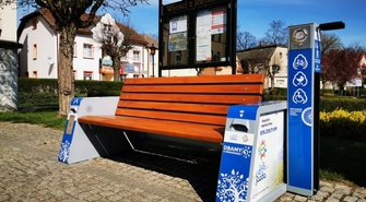 Nowoczesna ekologiczna ławeczka na rynku