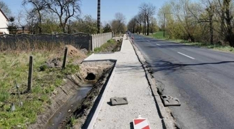 Kolejny etap budowy chodnika