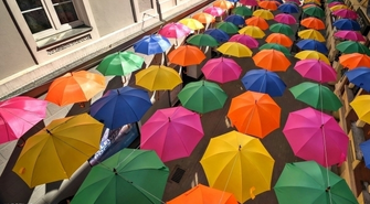 Na ulicy Brackiej pojawiły się kolorowe parasolki 