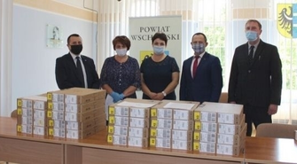 Starosta przekazał laptopy Dyrektorom szkół