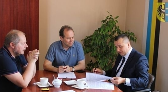 Podpisano umowę na budowę boiska w I LO