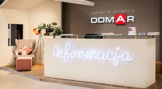 Krzesła i stół do jadalni w małym mieszkaniu